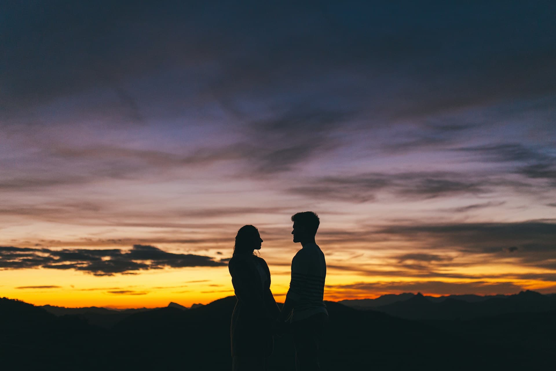 A couple beneath the red rocks of Sedona at sunset